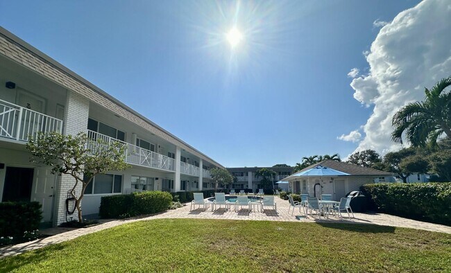 Building Photo - 1001 NE 8th Ave