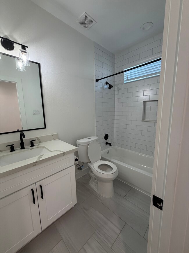 Building Photo - 3038 Live Oak St