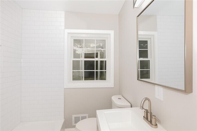 Building Photo - 157 Polar Rock Dr SW