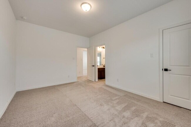 Building Photo - 2404 Swallowtail St