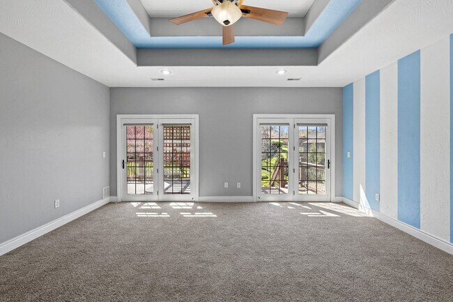 Building Photo - 5 Bedroom Dream Home!