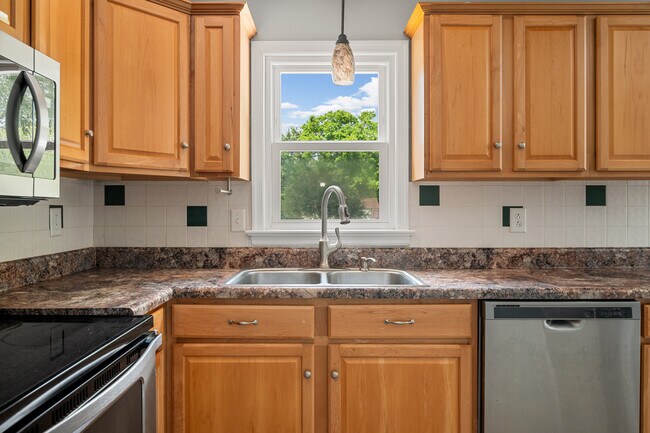 Building Photo - 5712 Sara Kay Dr