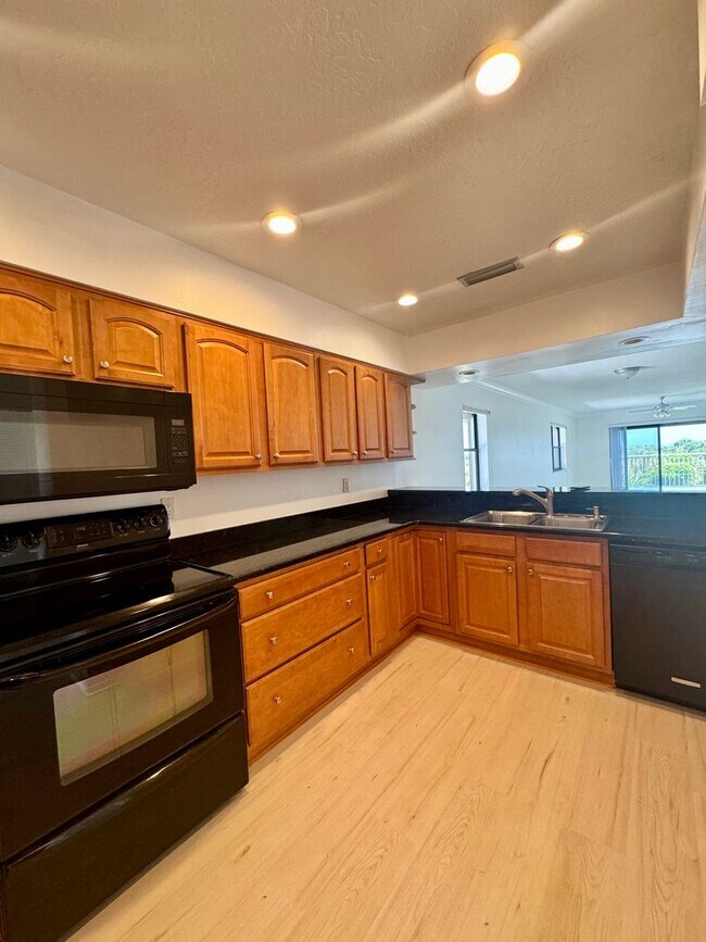 Building Photo - Live the ultimate beachside lifestyle!