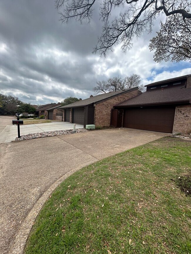 Building Photo - 3425 Courtyard Cir