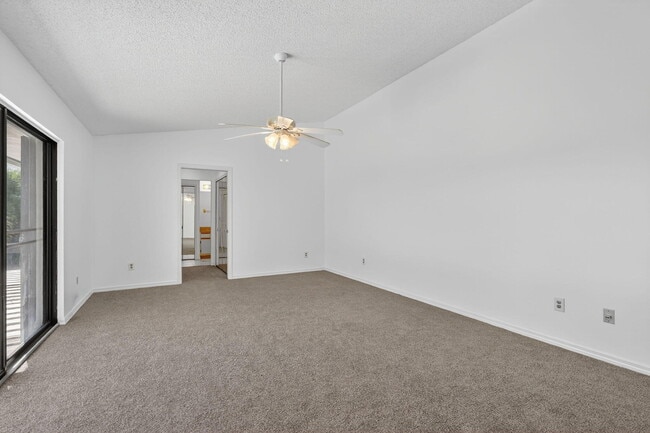 Building Photo - 3004 SE Round Table Dr