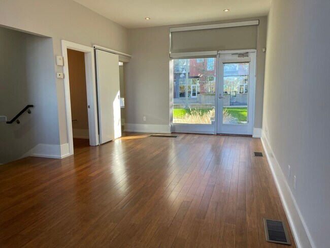 Building Photo - Contemporary Townhome East side of Downtow...