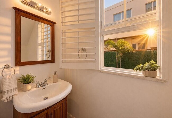 Building Photo - 2515 NE 18th St