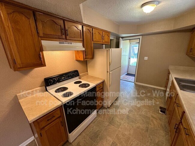 Building Photo - 6838 The Paseo