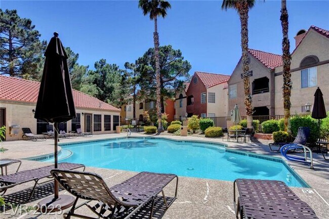 Building Photo - GUARD GATED 2 BEDROOM CONDO!