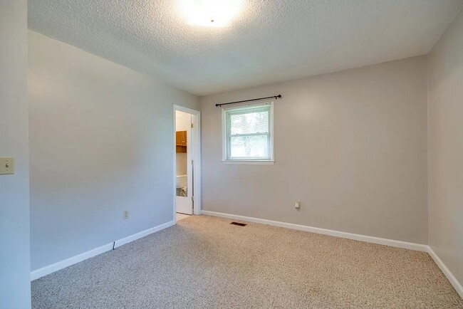 Building Photo - 748 Dejarnette Ln