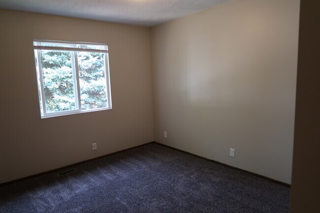 Building Photo - 2303 Nottingham Dr