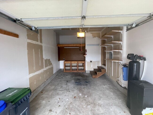 Building Photo - Lovely 3 Bedroom Coupeville Home! Huge Back Yard