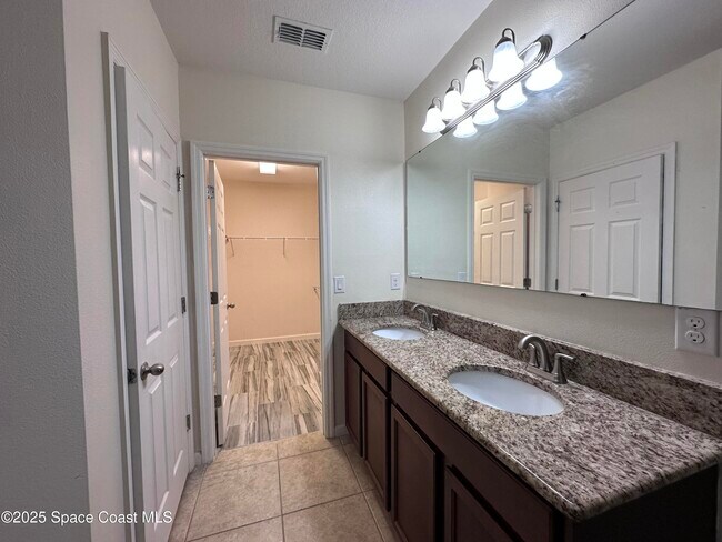 Building Photo - 1526 Litchfield Dr