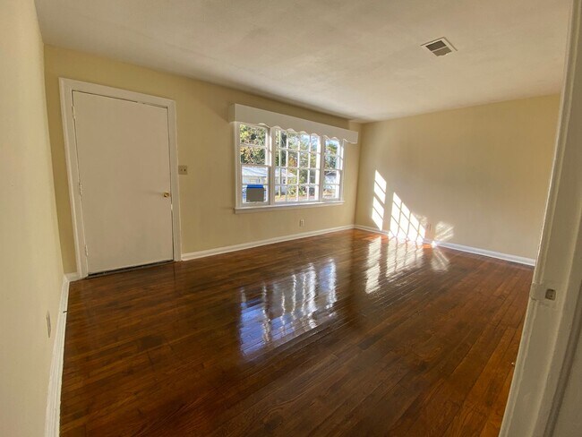 Building Photo - 3 Bedrooms, 1 Bathroom - Home in West Rome!