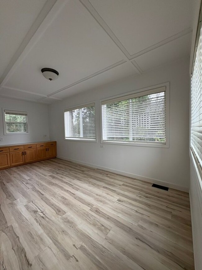 Building Photo - Beautifully Remodelend Home - Minutes from...