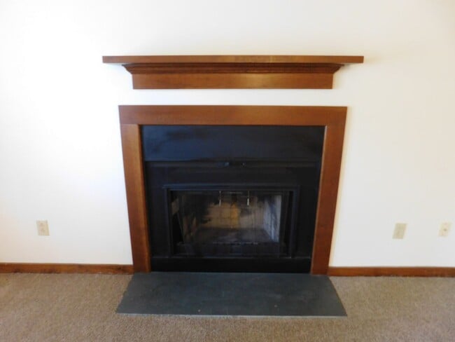 Building Photo - 2 Bedrooms, 1 bathroom Cathedral ceiling i...
