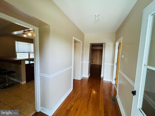 Building Photo - 521 Leverington Ave