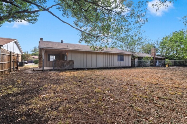 Building Photo - QUAINT AND COZY  3 Bedroom, 2 bathroom Hou...