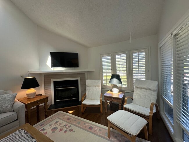 Building Photo - Furnished Townhome with Water Views and Boat Slip!