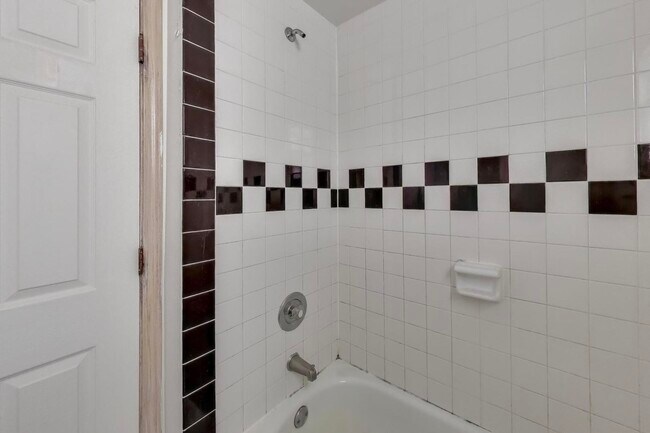 Building Photo - 1423 W Cortez St