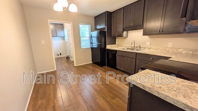 Building Photo - 9648 Hollowbrook Dr