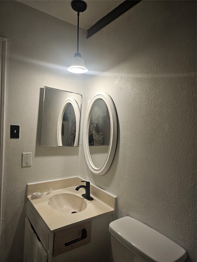 Building Photo - 4011 Alshire Dr