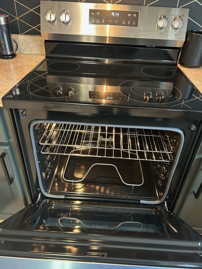 Building Photo - 1 STORY 3 BEDROOM WITH AN OFFICE AND 2 BATHROOM.