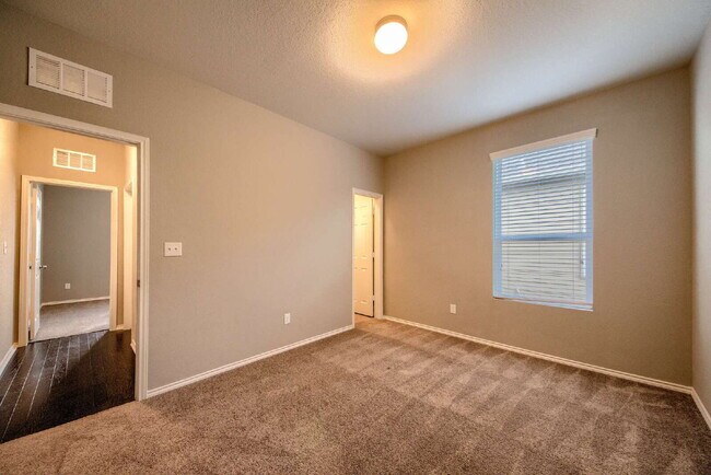 Building Photo - BEAUTIFUL HOME OFFERING 50% OFF 1ST MONTH'S RENT!!