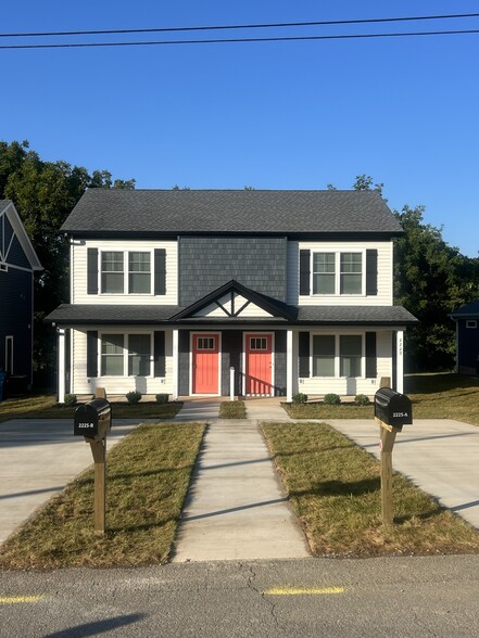 Off street parking w/driveway for two vehicles - 2225 Kenwood Blvd SE