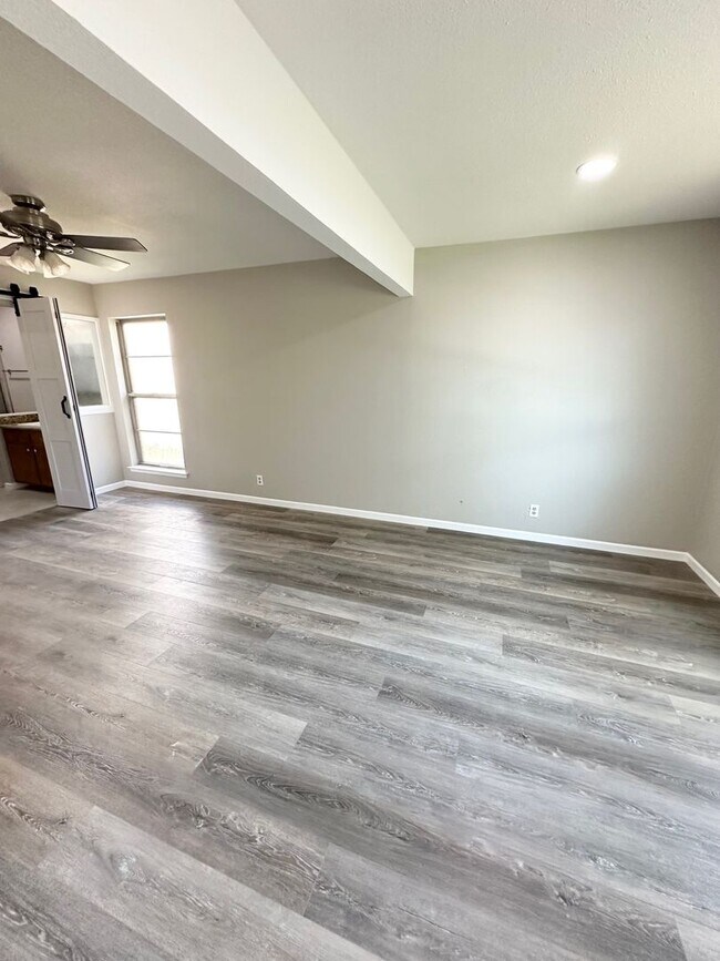 Building Photo - 3 Bed 2 Bath Fully Remodeled!