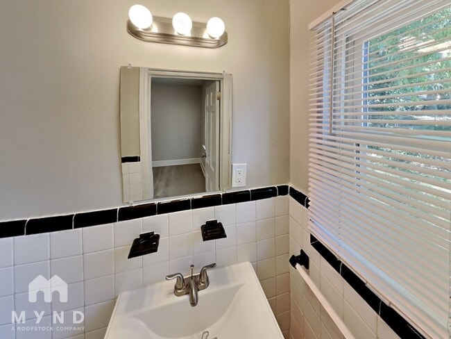 Building Photo - 4922 Statesville Rd