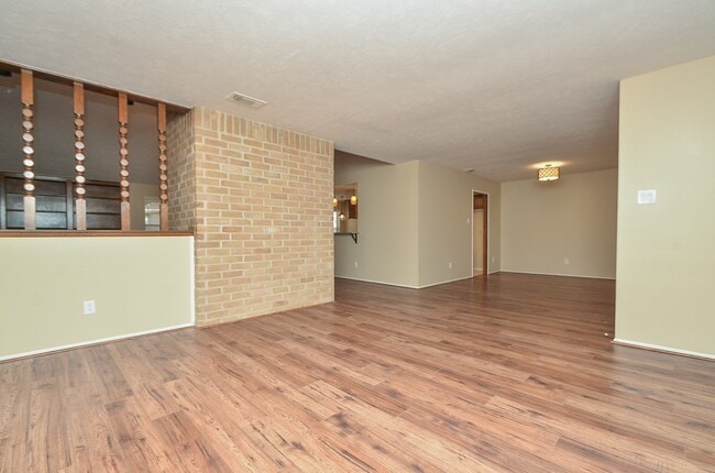 Building Photo - 3027 Colonial Dr