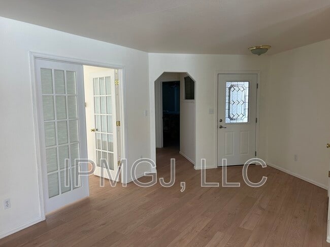 Building Photo - 815 Lincoln Ct