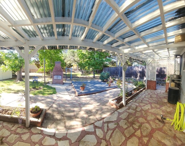 Building Photo - 2 bedroom 1 bath home in fantastic location