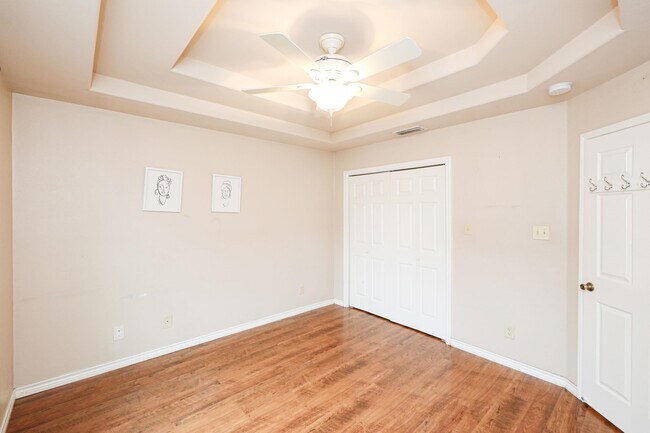 Building Photo - 402 Cayman Ct