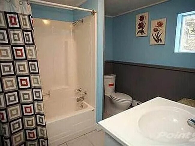 Building Photo - Cozy 3-Bedroom Home with Private Yard in L...