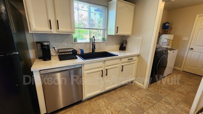 Building Photo - 700 Akard Dr