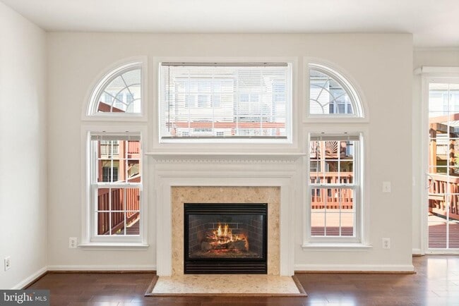 Building Photo - 7056 Courtyard Way