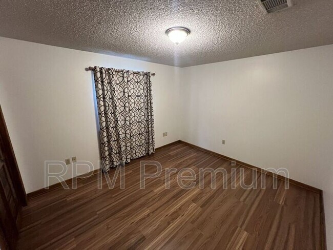 Building Photo - 13936 Cayuga Dr