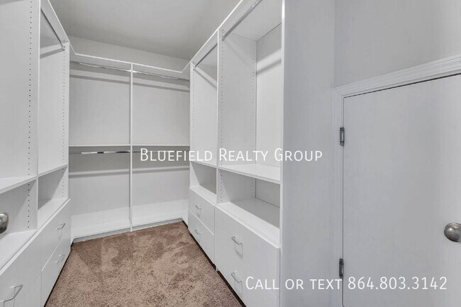 Building Photo - 815 Vanguard St