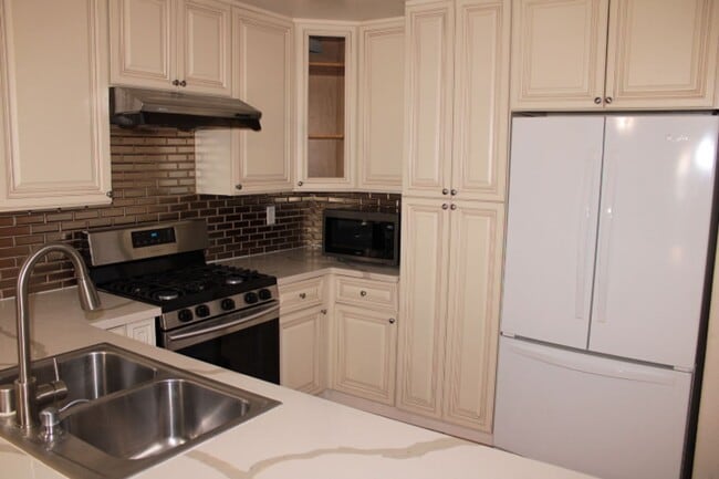 Building Photo - Nice 1000 SF Townhouse for rent in gated c...