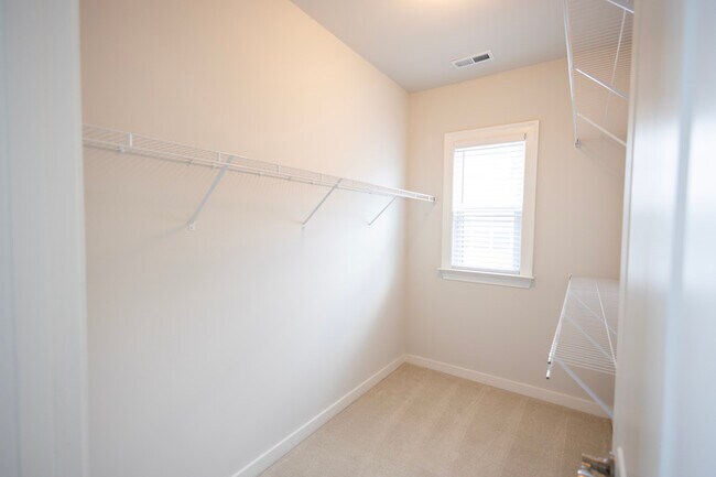 Building Photo - 2110 Holtz Ln