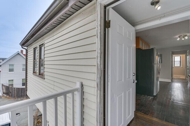 Building Photo - 467 Ferry St