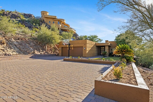 Building Photo - 4820 E Cottontail Run Rd