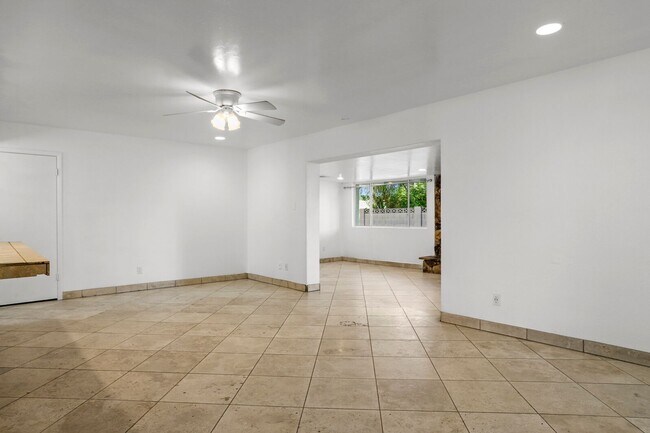 Building Photo - Prime ASU Location 5BR Home with Pool & Garage