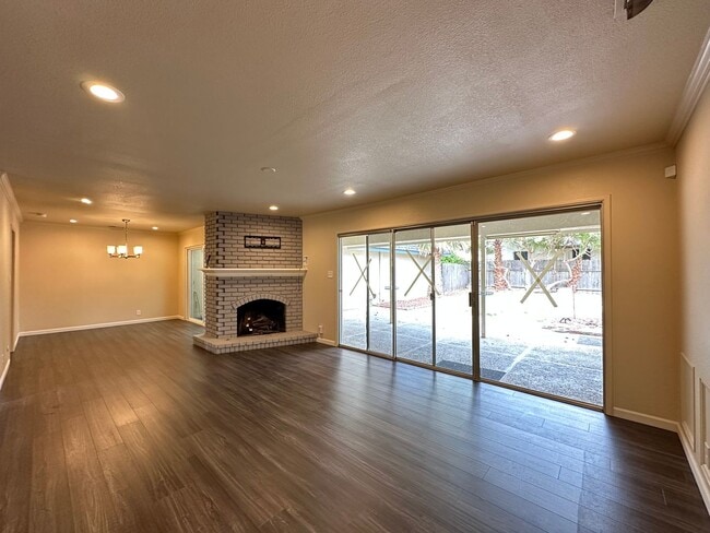 Building Photo - Upgraded Three Bedroom Duplex!