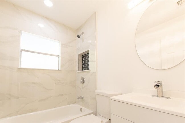 Building Photo - 2921 NW 25th St