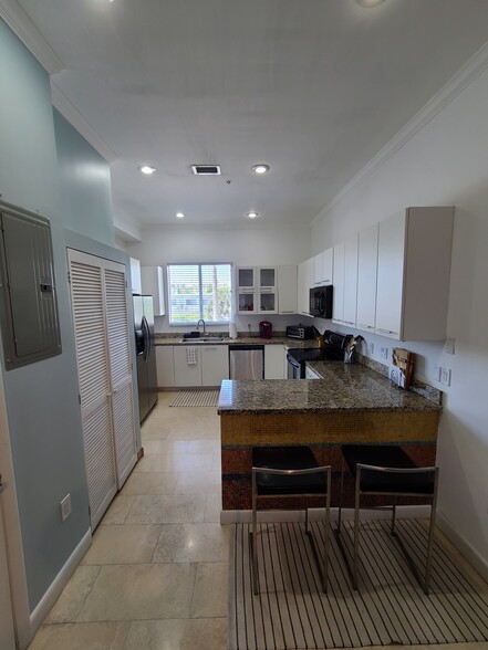 Kitchen - 6461 Indian Creek Dr