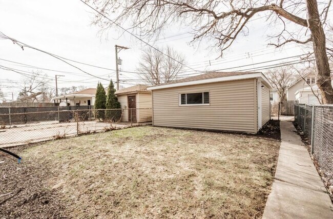 Building Photo - 9206 S Harper Ave