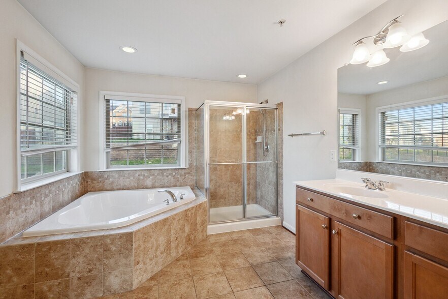 Building Photo - 12910 Hallwood Pl